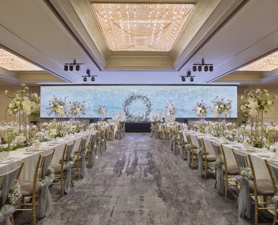 ballroom dengan pengaturan meja makan panjang untuk pernikahan
